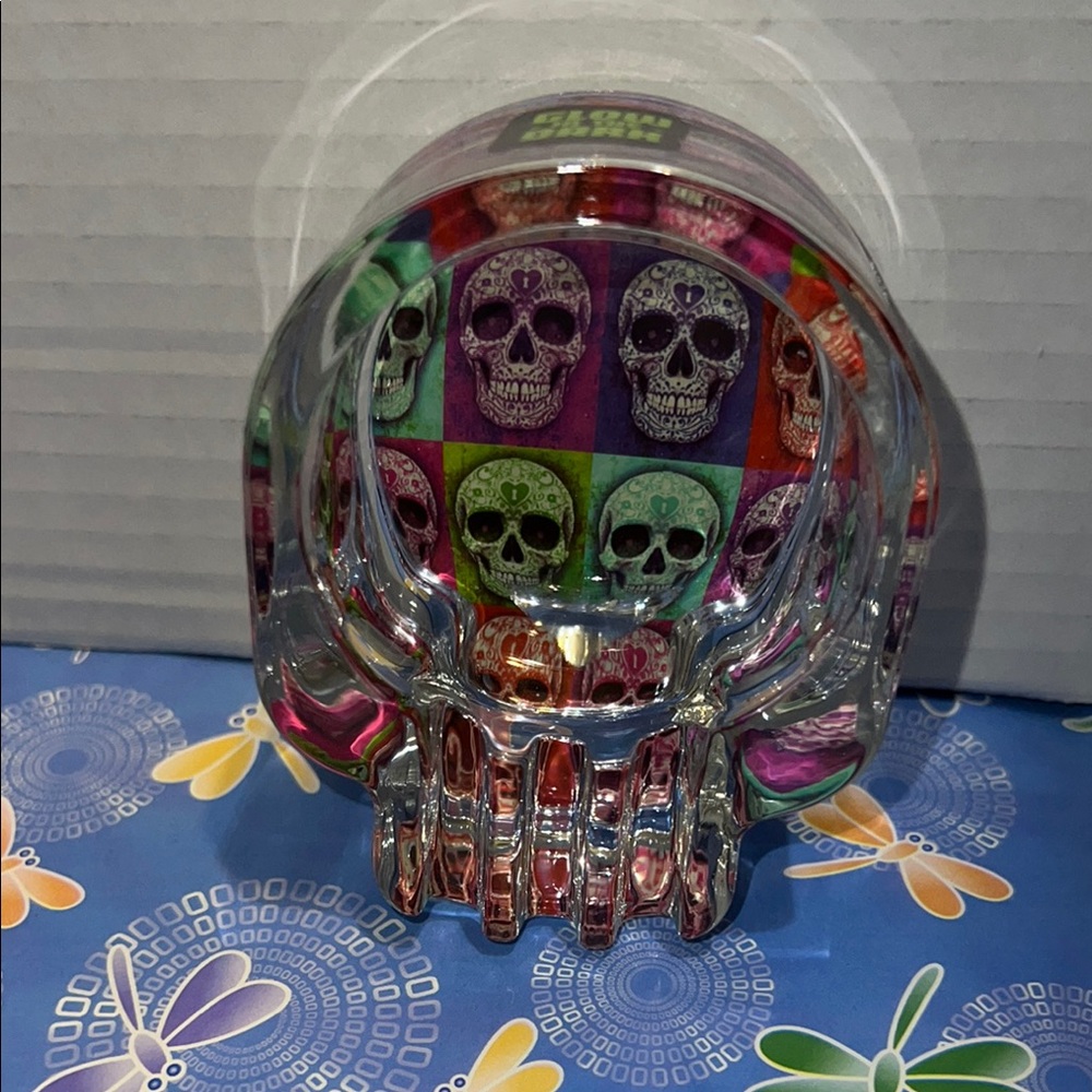 New Smokezilla Colorful Skull Glow-In-The-Dark Glass Ashtray Accent Decor